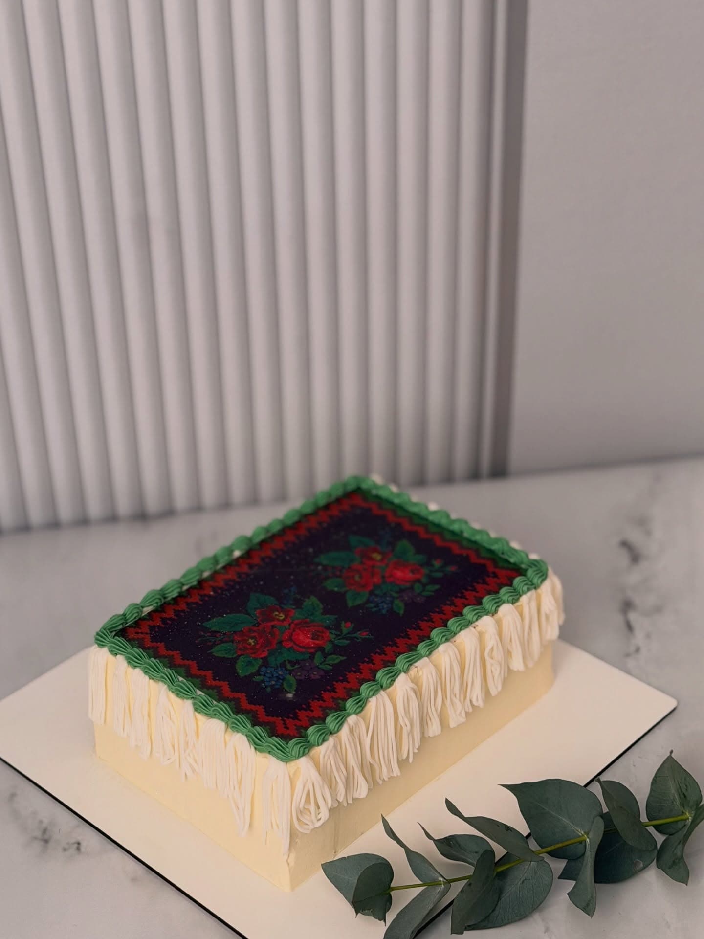 Tort de fistic cu inserție de fructe